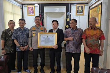 Lemkapi serahkan Presisi Award ke RS Polri karena peduli korban kabel