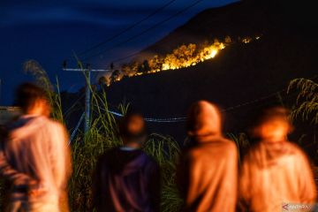 Api membakar lereng Gunung Sipiso-piso di Karo