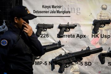 Pengenalan senjata Korps Marinir TNI AL untuk wartawan