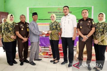 Bakti sosial Kejati Maluku kunjungi anak yatim piatu di Ambon