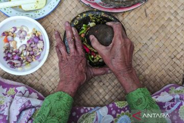 Lomba masak makanan tradisional pada Festival Suku Bathin IX