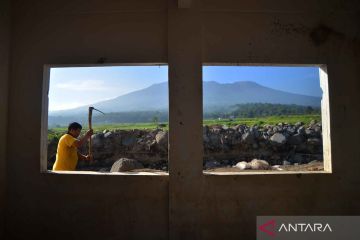 Warga di zona merah lahar dingin Gunung Marapi rencana akan drelokasi