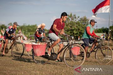 Lomba balap sepeda ontel keranjang meriahkan Pranan Jambu Festival 2024