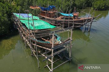 Pembuatan kapal nelayan tradisional di Kendari