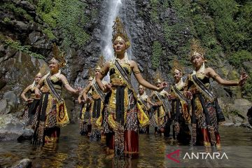 Siraman Air Terjun Sedudo sebagai tolak bala dan simbol pembersihan diri merupakan ritual sejak zaman Majapahit