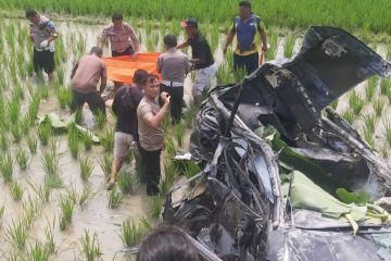 Polisi evakuasi 6 orang meninggal tabrakan mobil-KA di Deli Serdang