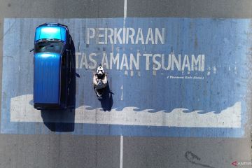 Begini penampakan garis biru penanda batas aman tsunami di Padang