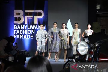 Puluhan model tampilkan busana "ecoprint" di ajang BFP 2024