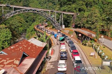 Akses jalan nasional yang terputus di Lembah Anai kembali dibuka