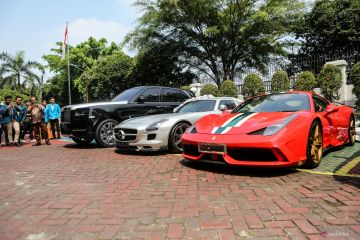 Mobil mewah Ferrari, Porsche, dan Roll-Royce dipajang pada pelimpahan perkara korupsi timah
