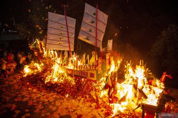 Ritual bakar tongkang di Batam