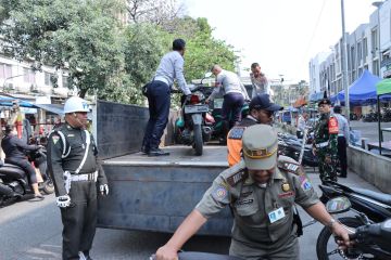 Operasi Patuh Jaya, Polres Jakbar tertibkan parkir liar di Cengkareng