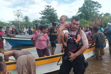 Personel Polres Sarmi dikerahkan bantu evakuasi warga terdampak banjir