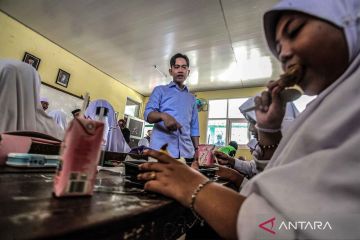 Wapres terpilih Gibran meninjau uji coba program makan bergizi gratis di Bogor