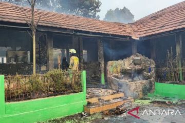 Belasan ruang bangunan di SDN 01 Pondok Bambu ludes terbakar 