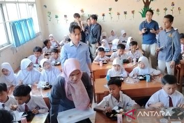 Gibran uji coba makan bergizi gratis di SDN Sentul Bogor