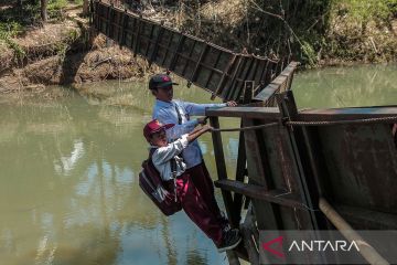 Jembatan antarkecamatan Lengkong dan Jampang Tengah terputus sebabkan akses warga terganggu