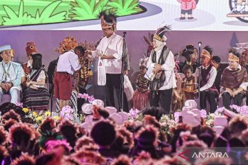 Presiden Joko Widodo berikan hadiah kepada siswa di peringatan HAN Papua