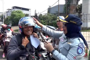 Operasi Patuh Jaya, polisi bagikan helm pada pengendara tertib