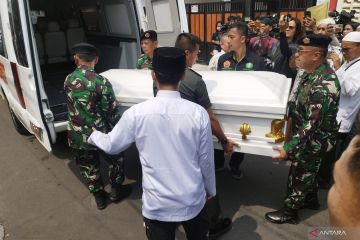 Mobil jenazah dari Kogartap TNI I/Jakarta disiapkan untuk Hamzah Haz