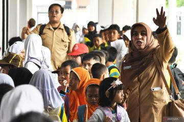 Kemarin, anggaran kesejahteraan guru hingga phk jalan keluar terakhir