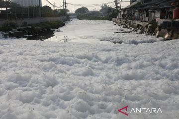 Sungai berselimut busa, diduga akibat pencemaran limbah