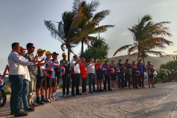 Pembalap ARRC gelar parade dan sunset meet up di Mandalika