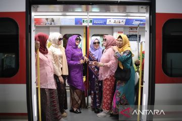 Kowani gelar peragaan busana kebaya di LRT Jakarta