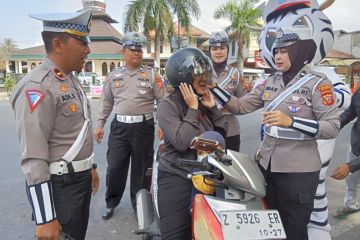 Polisi bagikan helm gratis untuk keselamatan pengendara di Garut