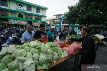 Pengurus masjid borong puluhan ton sayur untuk bantu petani sekaligus bersedekah