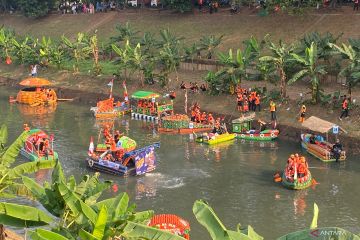 DLH DKI manfaatkan botol plastik jadi perahu untuk sambut Hari Sungai