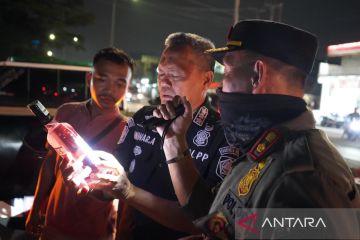 Satpol PP Bogor sita 443 botol miras saat razia di Cibinong Raya