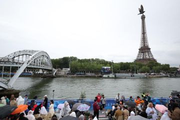 Olimpiade Paris 2024 resmi dibuka, bukan di stadion