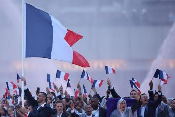 Diwarnai rintik hujan,  pembukaan Olimpiade Paris 2024 tetap mempesona