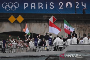 Defile kontingan Indonesia saat pembukaan Olimpiade Paris 2024