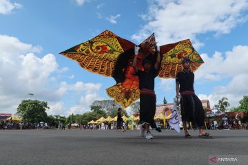 Festival layang-layang hiasi langit Kota Mataram