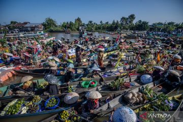 Floating market festival on the Martapura river