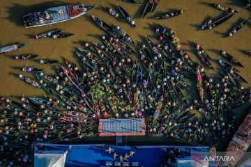 Floating market festival on the Martapura river