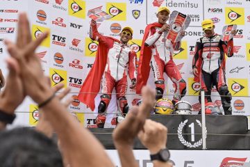 Pembalap Muhammad Adenanta Putra juara race dua SS600 AARC 2024 di Mandalika