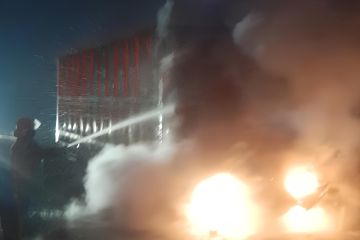 Truk boks terbakar di Tol Tangerang pada Senin dinihari