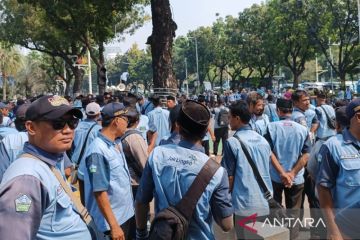 Pengemudi Mikrotrans gelar demonstrasi di depan Balai Kota Jakarta