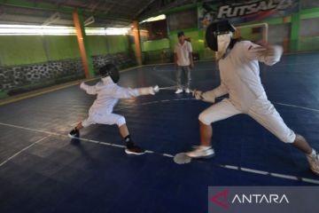 Latihan atlet anggar Bengkulu jelang PON XXI