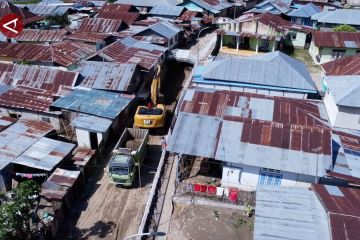 Alat berat dikerahkan untuk bersihkan material banjir di Gorontalo