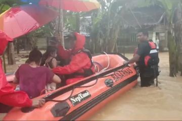 Basarnas Kendari evakuasi korban banjir di Konawe Utara