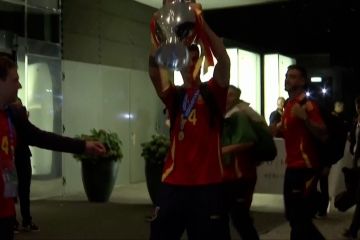 Bawa piala, Spanyol sang juara Euro 2024 kembali ke hotel