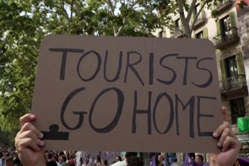 Sewa di Barcelona meroket, demonstran usir turis agar pulang