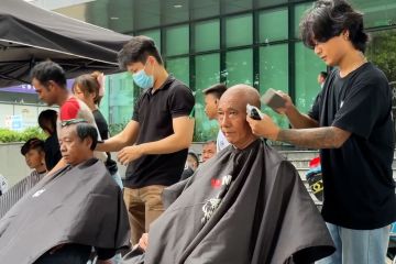 Di tengah kenaikan harga, kampanye potong rambut gratis bantu warga