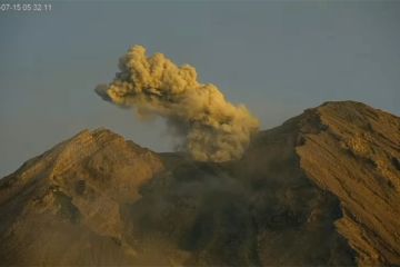 Gunung Semeru luncurkan lava pijar 50 kali