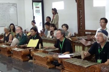 Peneliti internasional antusias belajar main gamelan di UGM