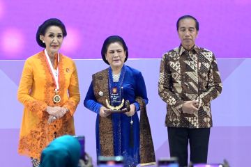 Presiden Jokowi saksikan Iriana terima penghargaan Ibu Bangsa